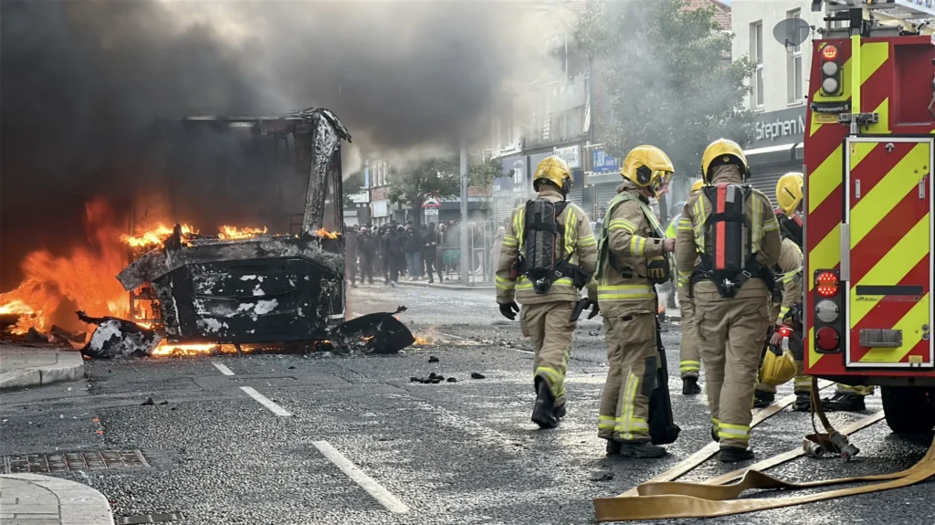 Belfast Proteste Gewalt eskalieren nach Messerangriff